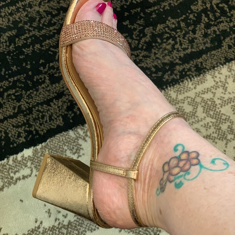 Jewel Badgley Mischka Gold Heels with Sparkling Rhinestones - Picture 7 of 12